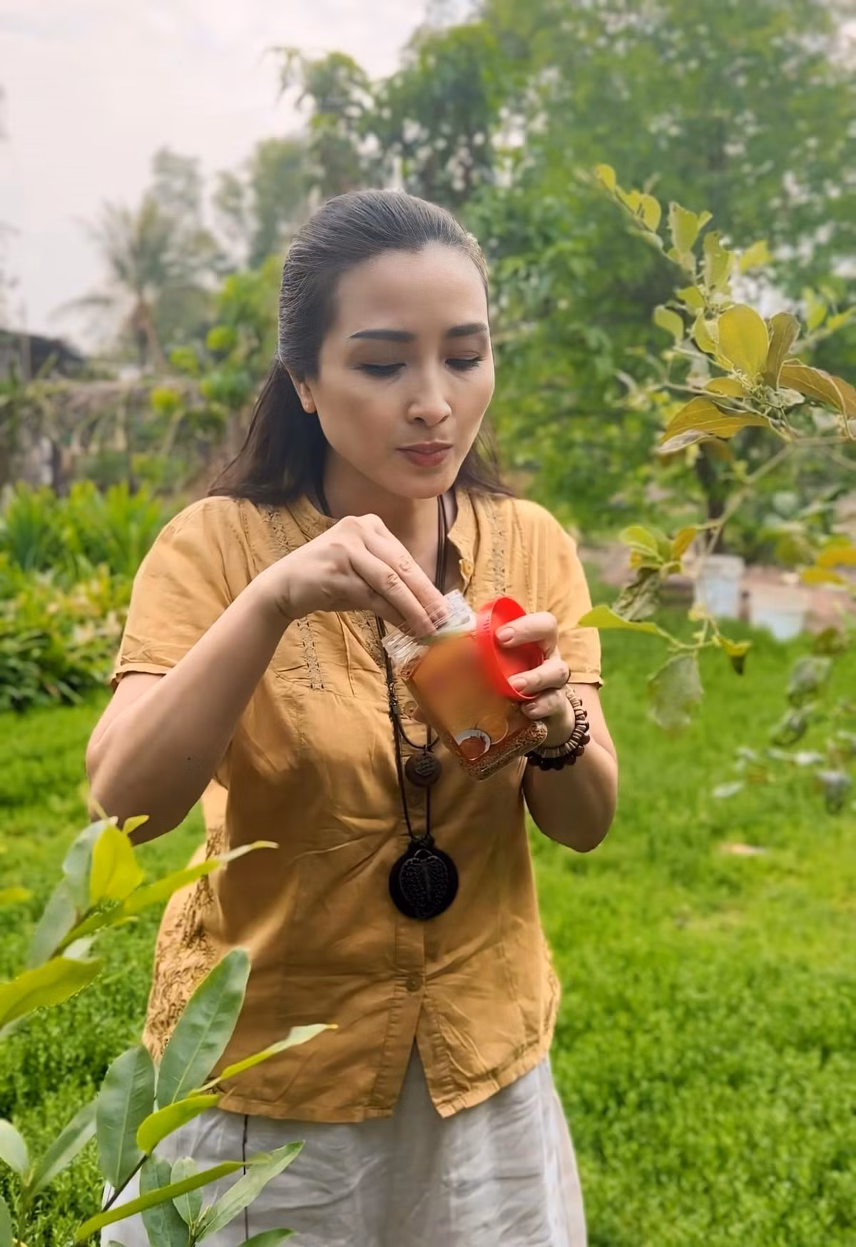 Khánh Huyền cũng tiết lộ mình khá may mắn khi được cả hai bên nội ngoại yêu thương, hỗ trợ. Mẹ chồng Khánh Huyền là người phụ nữ tâm lý, bà thông cảm và thường động viên con dâu về Hà Nội thăm mẹ đẻ để thông gia đỡ buồn. Chính vì thế mà Khánh Huyền đi lại khá thoải mái, vừa về thăm gia đình, vừa có nhiều dịp gặp gỡ bạn bè là các nghệ sĩ miền Bắc.