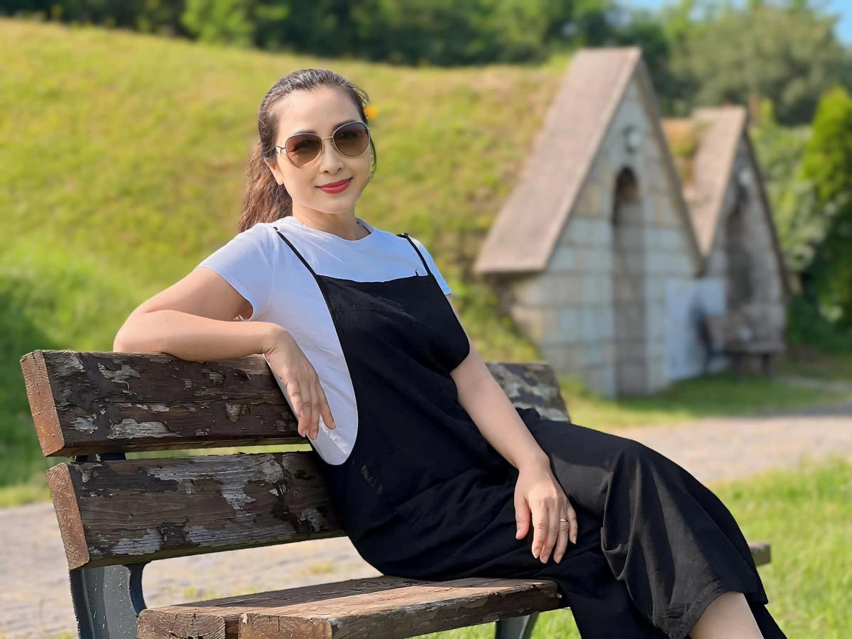 Khi Khánh Huyền "đi bước nữa", nữ diễn viên đã có một con gái. Ông xã hiện tại yêu quý và chăm sóc con gái riêng của cô như cha đẻ. "Chúng ta cứ hay đặt ra tiêu chí, mình sẽ hợp người này, hợp người kia. Tuy nhiên, khi sống với nhau, chúng ta mới hiểu rằng, không ai sinh ra để dành riêng cho mình cả. Chúng ta phải tự thay đổi để phù hợp với người bạn đời của mình. Trong quá trình sống chung, chúng ta phải chấp nhận những gì thuộc về nhau. Đó là điều khiến tôi mệt mỏi ở cuộc hôn nhân trước. Tôi phải cố gắng rất nhiều để trở thành con người hoàn thiện hơn mức mà mình có nên điều đó làm tôi cảm thấy mệt mỏi. Tới cuộc hôn nhân thứ 2, tôi được sống là chính mình và rất thoải mái", nữ diễn viên chia sẻ về quan điểm hôn nhân.