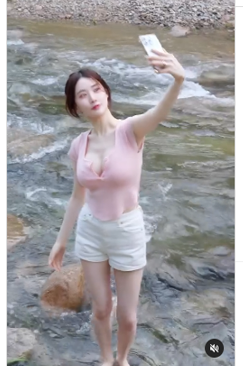 Đoạn clip ngã xuống suối của hot girl Asuna nhận được sự quan tâm của nhiều cư dân mạng.