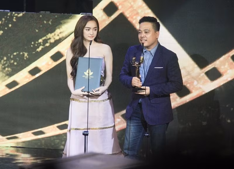 Kaity Nguyễn đoạt giải Nữ diễn viên chính xuất sắc tại Liên hoan phim Việt Nam lần thứ XX năm 2017 nhờ vai diễn trong Em chưa 18. Ảnh: Vietnamnet.