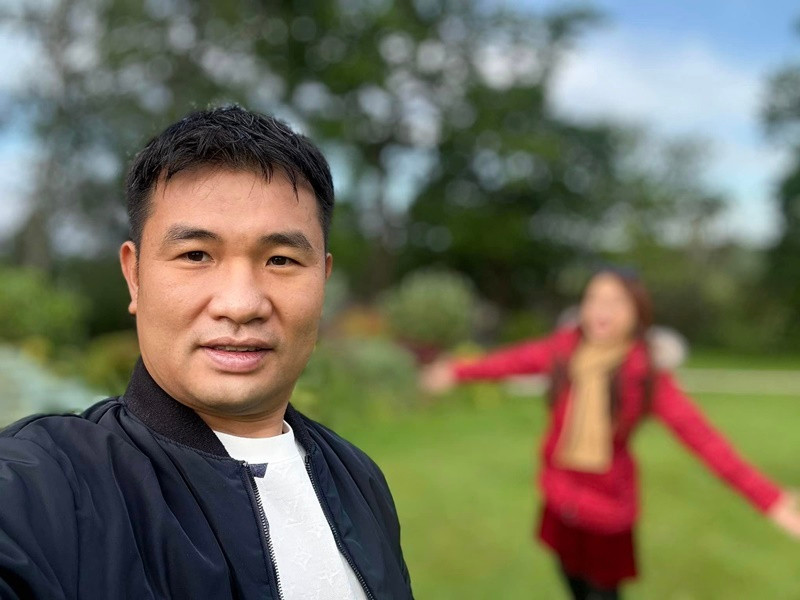 Nhờ chồng chụp ảnh, Vân Hugo nhận cái kết không ngờ. "Poster phim Tình người duyên ai", cô hài hước viết.