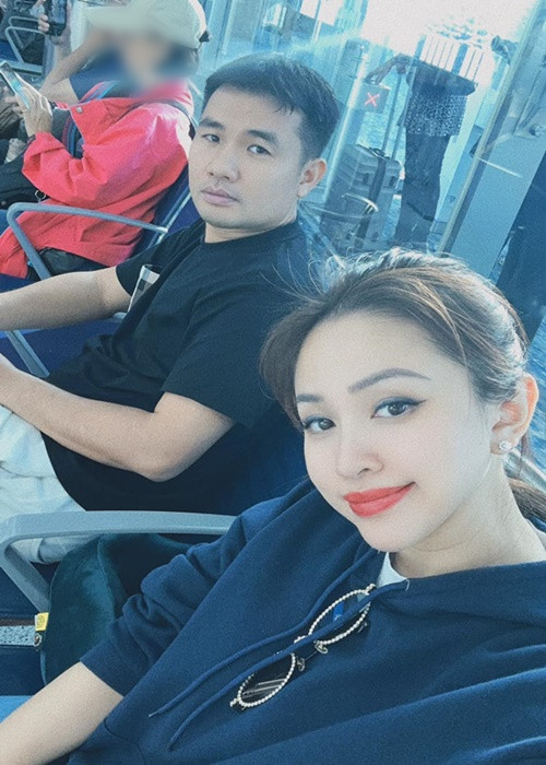 Vân Hugo dí dỏm gọi chồng là anh trai. "Cùng anh trai đặt chân tới Dubai", cô viết.