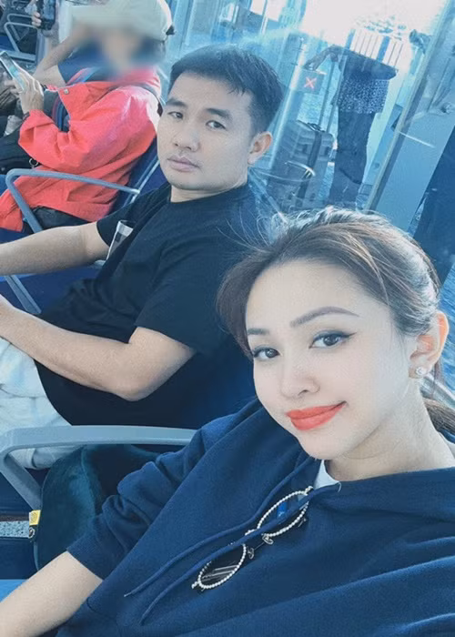 Vân Hugo dí dỏm gọi chồng là anh trai. "Cùng anh trai đặt chân tới Dubai", cô viết.