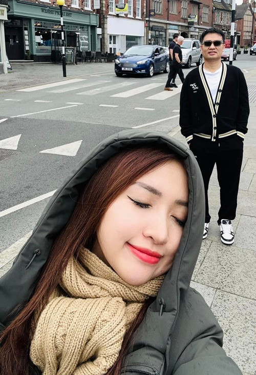 Bà mẹ hai con chia sẻ: "Khi tôi tự chụp và khi tôi nhờ chàng chụp".