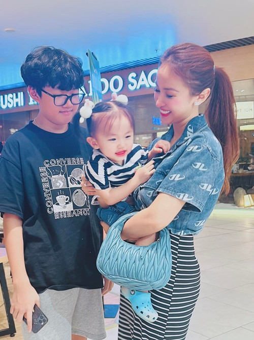 Con trai riêng của Vân Hugo đã cao lớn, đang sống cùng mẹ, cha dượng và em gái.