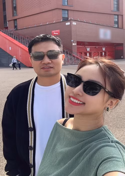 Mới đây, MC Vân Hugo khoe loạt ảnh du lịch châu Âu cùng chồng - doanh nhân Đặng Cường.