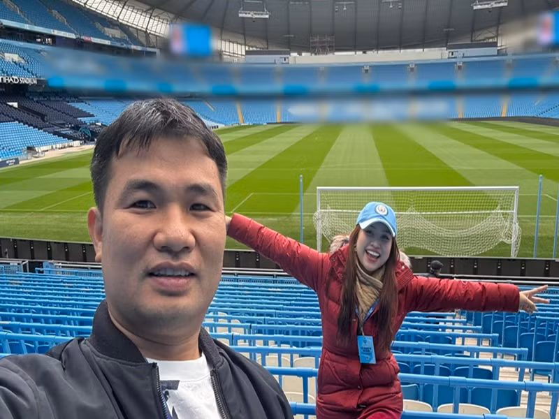 Vợ chồng Vân Hugo cùng đi xem bóng đá ở sân vận động thành phố Manchester của Anh.