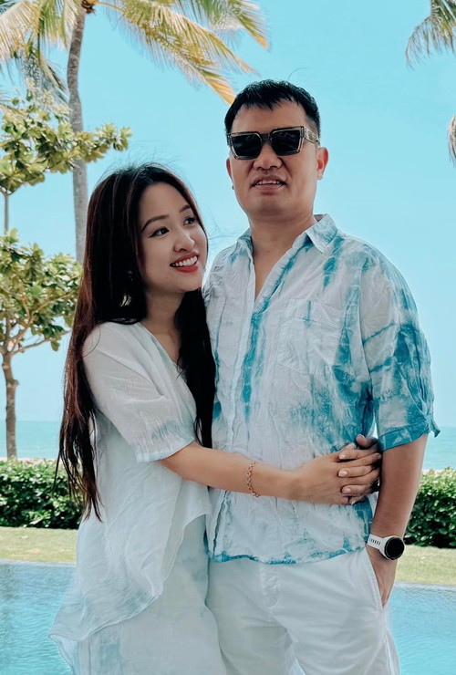 Cặp đôi tình tứ trong chuyến nghỉ dưỡng ở biển.