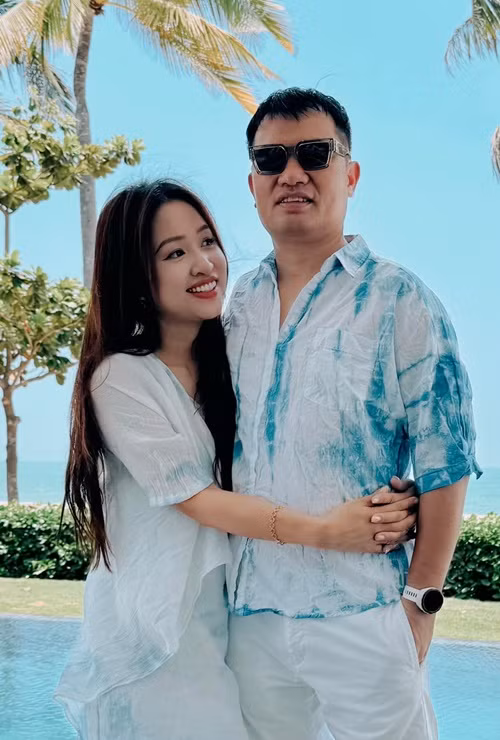 Cặp đôi tình tứ trong chuyến nghỉ dưỡng ở biển.