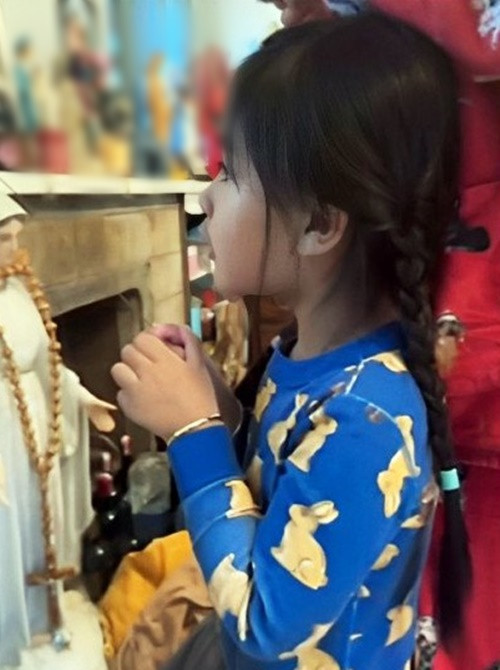 Bé Mèo còn quá nhỏ để hiểu sự ra đi của bố. Ảnh: Người Đưa Tin.