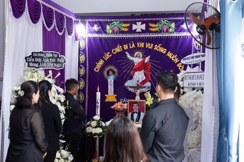 Một số đồng nghiệp gửi hoa viếng Đức Tiến. Ảnh: Người Đưa Tin.