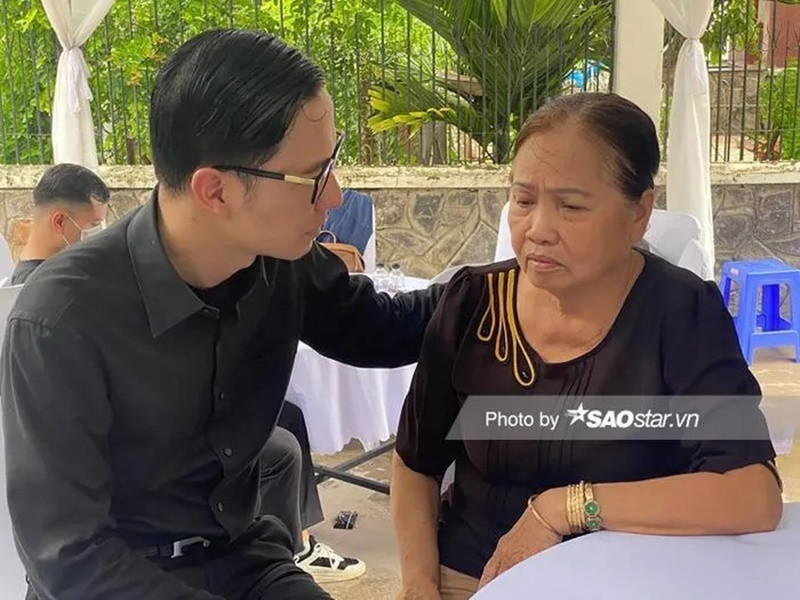 MC Anh Quân cũng có mặt trong lễ viếng siêu mẫu Đức Tiến ở Việt Nam. Ảnh: Saostar.