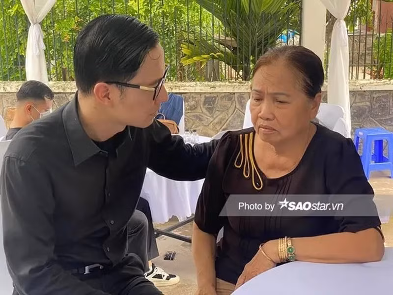 MC Anh Quân cũng có mặt trong lễ viếng siêu mẫu Đức Tiến ở Việt Nam. Ảnh: Saostar.