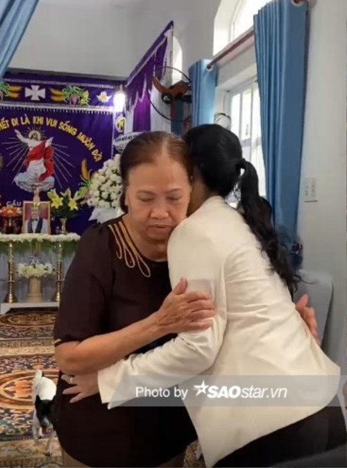 Mỹ Uyên ôm động viên mẹ Đức Tiến. Ảnh: Saostar.