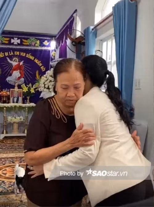 Mỹ Uyên ôm động viên mẹ Đức Tiến. Ảnh: Saostar.