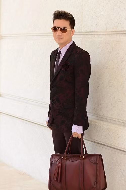 Mr Đàm sở hữu túi xách, giày, quần áo, nước hoa, thắt lưng, khăn tay đến từ các thương hiệu nổi tiếng. Ảnh: Dân Việt.