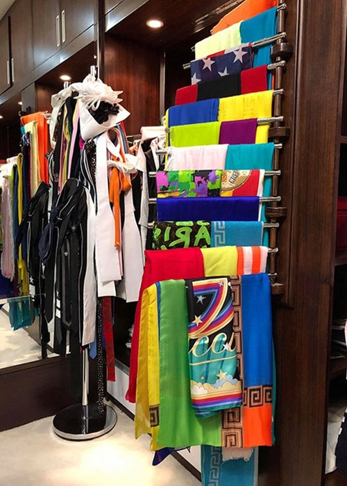 Nam ca sĩ từng chính thức đầu hàng căn bệnh nghiện mua sắm của mình và tự hứa sẽ từ bỏ thói quen này. Ảnh: FBNV.