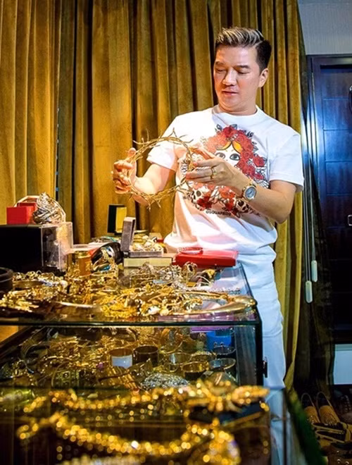 Đàm Vĩnh Hưng từng gây xôn xao khi sử dụng phụ kiện đắt tiền cho liveshow năm 2016. Ảnh: VTV.