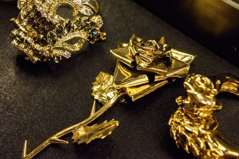 "Ông hoàng nhạc Việt" sử dụng các trang sức này trong khoảng 5 phút trên sân khấu. Ảnh: Znews.