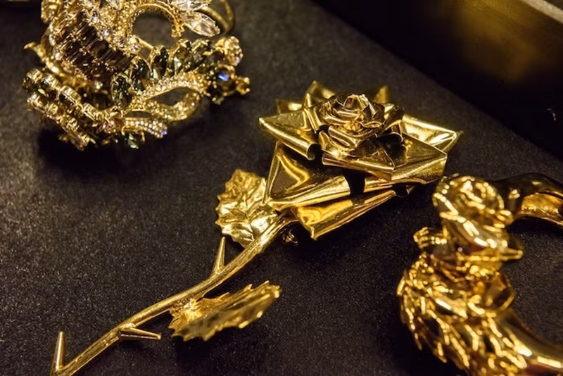 "Ông hoàng nhạc Việt" sử dụng các trang sức này trong khoảng 5 phút trên sân khấu. Ảnh: Znews.