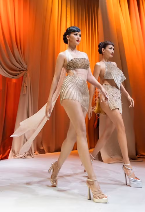 “Chê bắp tay, phải đi tập lại nha. Bắp tay này bự hơn của mẹ hai con. Trời ơi, cái vai kìa! Người mẫu là phải thon thả, không có được vậy”, Tiền Phong dẫn lời Phương Trinh Jolie. Ảnh: FBNV.