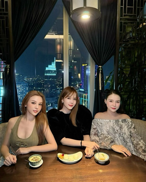 2 hot girl đời đầu ngày càng thân thiết, chơi với nhau vì tình cảm, không vì tài chính.