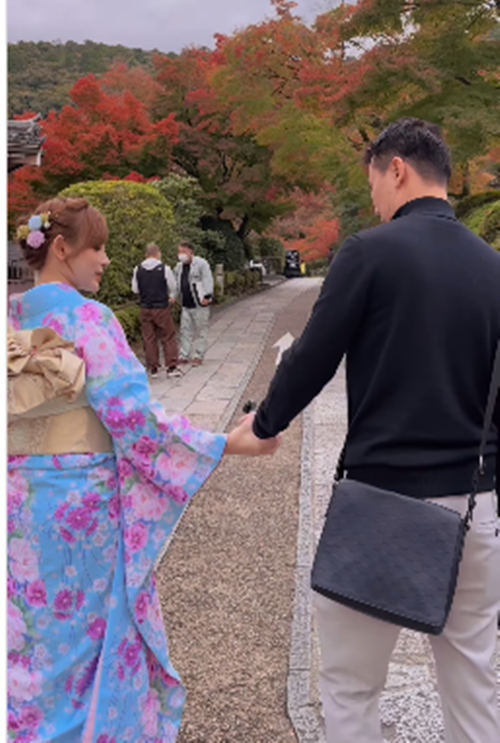 Hot girl đời đầu nắm tay chồng khi đi du lịch.