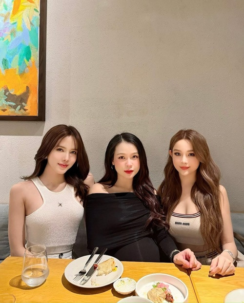 Sam và Huyền Baby đều xinh đẹp, giàu có và thành công.