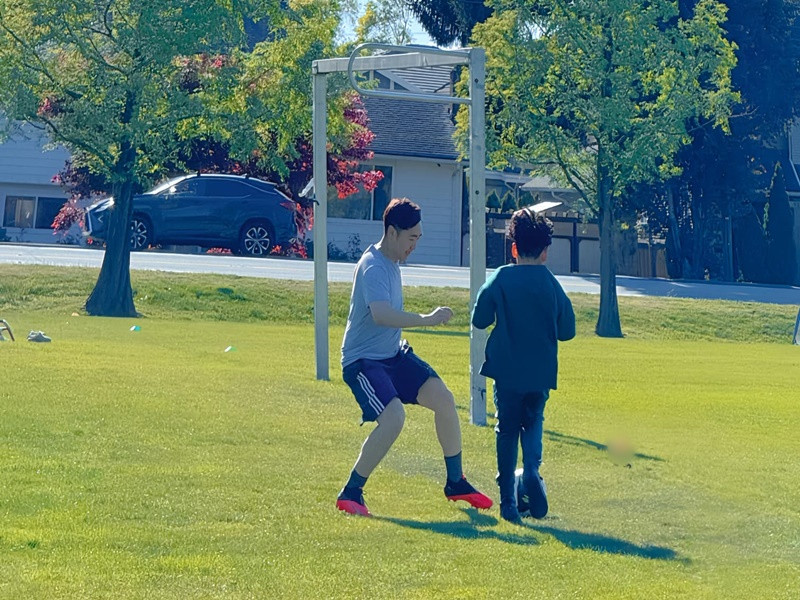 David Liu và bé Noah chơi đá bóng cùng nhau.