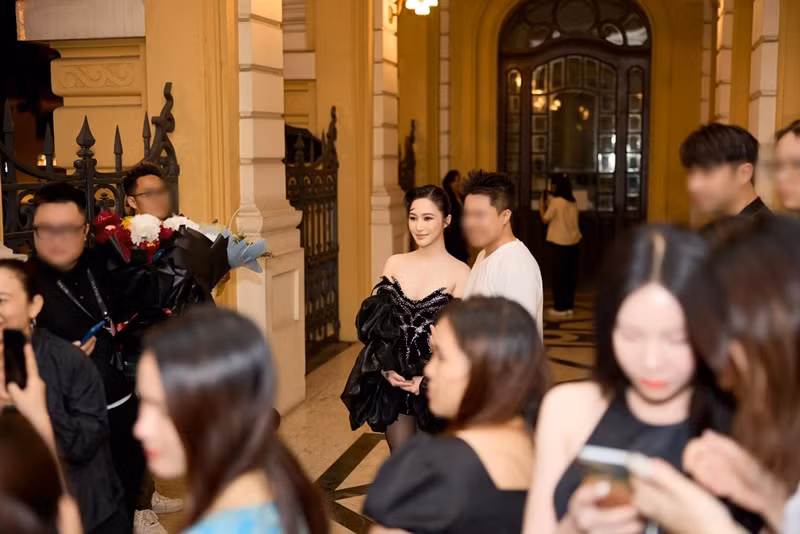 “Theo quy định của BTC, vé tham dự minishow sẽ không được hoàn hủy dưới mọi hình thức. BTC đã cố gắng hết sức để khắc phục sự cố, rất mong quý khán giả thông cảm. Với phương án này, BTC hy vọng quý khán giả sẽ cùng chờ đón những màn trình diễn đặc sắc của 2 ca sĩ Hương Tràm - Đinh Mạnh Ninh. Một lần nữa, BTC xin cảm ơn tình cảm của quý khán giả, 2 ca sĩ, band nhạc, nhóm bè, các đơn vị đồng hành đã thông cảm cho sự cố không mong muốn lần này”, BTC chia sẻ thêm. Ảnh: Ê-kíp Hương Tràm.