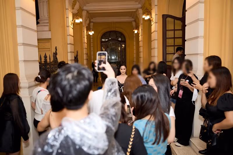 Cũng theo BTC, nếu không sắp xếp được thời gian tham dự show diễn vào tối ngày 13/5, khán giả có thể đổi vé sang show của Quốc Thiên - Nguyên Hà (ngày 25/5), Bảo Anh - Lê Hiếu (ngày 29/6) hoặc 1 show bất kỳ trong tương lai. Ảnh: Ê-kíp Hương Tràm.