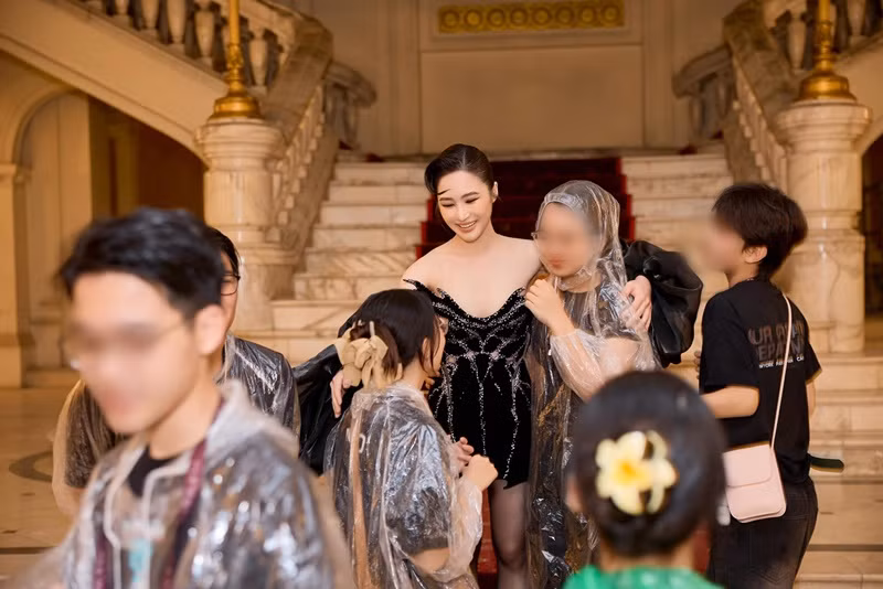 Người hâm mộ mặc áo mưa đợi Hương Tràm. Ảnh: Ê-kíp Hương Tràm.