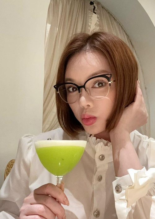 Ít ngày trước, diễn viên Lý Nhã Kỳ đáp trả những tin đồn thất thiệt: "Em xin xác nhận từ xưa đến giờ em có chạy trốn tình yêu, nhưng em chưa bao giờ chạy trốn... gì gì nhé. Nên một số người bớt tỏ ra nguy hiểm, nói chuyện như kiểu biết hết cả thế giới này giúp em". Ảnh: FBNV.