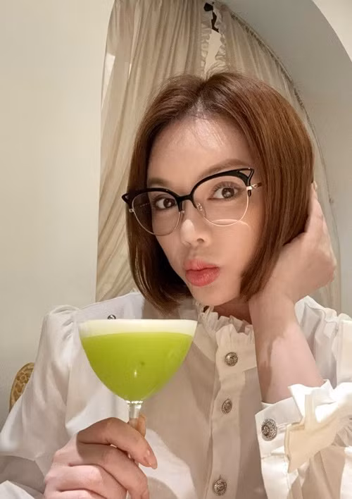 Ít ngày trước, diễn viên Lý Nhã Kỳ đáp trả những tin đồn thất thiệt: "Em xin xác nhận từ xưa đến giờ em có chạy trốn tình yêu, nhưng em chưa bao giờ chạy trốn... gì gì nhé. Nên một số người bớt tỏ ra nguy hiểm, nói chuyện như kiểu biết hết cả thế giới này giúp em". Ảnh: FBNV.