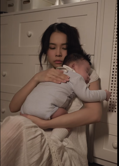 Trên trang cá nhân, hot girl Sam chia sẻ clip ghi lại một ngày bên hai con Ijin và Ijun.