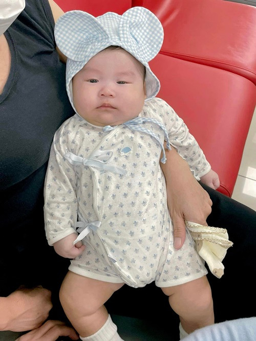 "Anh nói tôi muốn chia sẻ ảnh con thì cứ chia sẻ nhưng đến khi em bé lớn hơn, bắt đầu có suy nghĩ và quyết định riêng nếu con nói không muốn đăng hay chụp ảnh, quay clip thì anh muốn tôi tôn trọng con", Người Đưa Tin dẫn lời Sam.