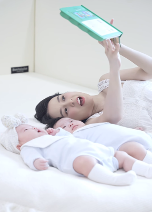 Người đẹp đọc truyện cho hai bé Ijin và Ijun.