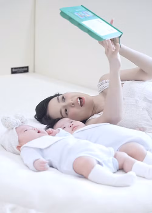 Người đẹp đọc truyện cho hai bé Ijin và Ijun.