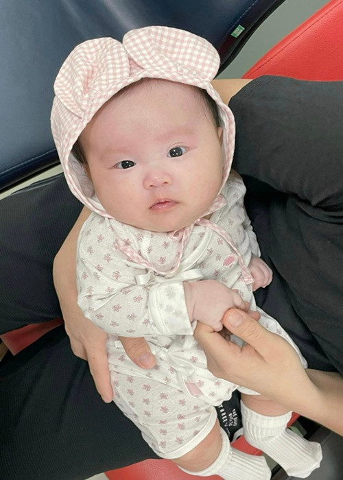 Sam chia sẻ hình ảnh các con khi đi tiêm phòng.