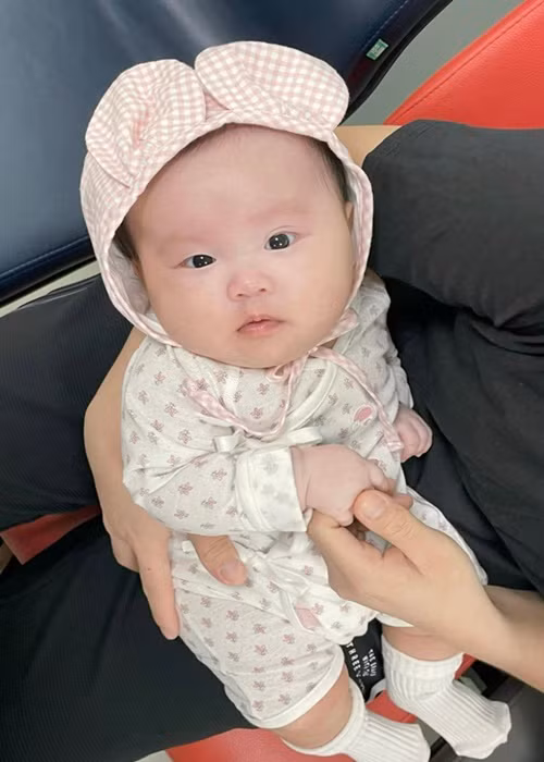 Sam chia sẻ hình ảnh các con khi đi tiêm phòng.