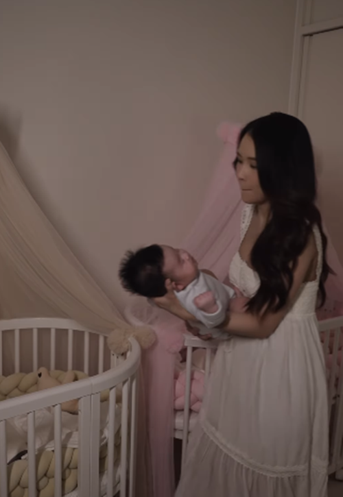 Cặp song sinh của Sam có phòng riêng. Bởi vậy, buổi tối Sam thường xuyên cầm điện thoại để xem camera phòng các con.