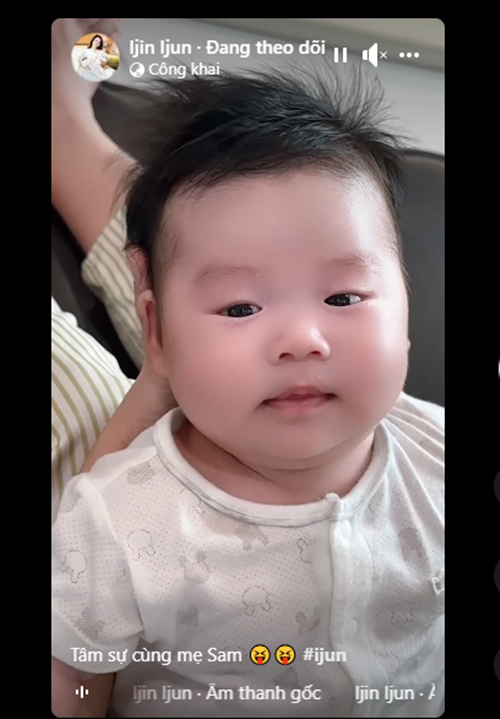 Sam ghi lại những khoảnh khắc đáng yêu của các con.