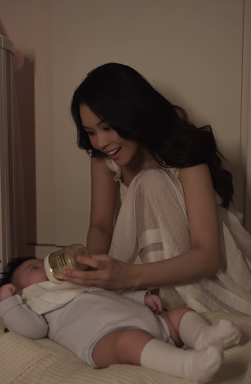 Sam chăm sóc các con nhỏ từng ly từng tý.