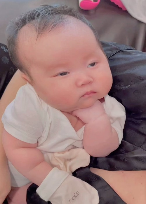 Chồng người Hàn Quốc của Sam muốn giữ sự riêng tư cho các con. Còn Sam lại muốn khoe hai thiên thần nhỏ của mình.