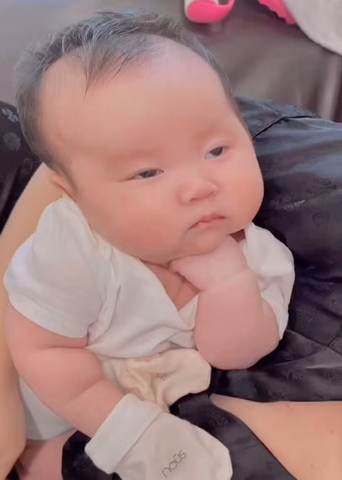 Chồng người Hàn Quốc của Sam muốn giữ sự riêng tư cho các con. Còn Sam lại muốn khoe hai thiên thần nhỏ của mình.