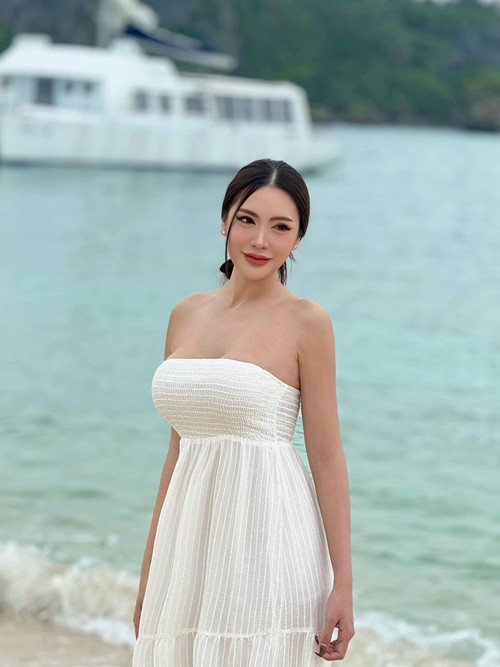 Cô nàng thường sử dụng đồ hiệu, du lịch nước ngoài.