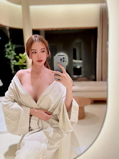 Sudarat Chaiwarin là hot girl khá nổi tiếng ở Thái Lan nhờ nhan sắc nóng bỏng. Cô nàng sở hữu vóc dáng gợi cảm, đặc biệt có vòng một "khủng".