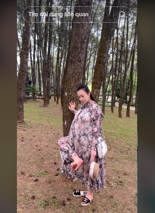 Nữ diễn viên tăng 20 kg khi mang bầu đôi. Vào tháng cuối thai kỳ, cô gặp một vài bất tiện. Ví như khi muốn nhặt quả thông ở dưới đất, Phương Oanh phải dùng chân để nhặt.