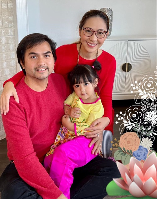 "…Nếu có kiếp sau, mình sẽ gặp nhau như vậy nữa anh nhé. Anh đừng lo, em sẽ luôn tìm được anh, không cần biết anh ở đâu, thời gian nào. Mình sẽ đi tiếp cuộc hành trình của mình anh nhé. Anh nhớ không, anh đã hẹn em kiếp sau, anh nhớ giữ lời nhé. Em và con nhớ ông xã nhiều. Đây không phải lời tạm biệt ông xã ơi, chúng ta sẽ gặp lại nhau thôi”, vợ Đức Tiến bày tỏ.