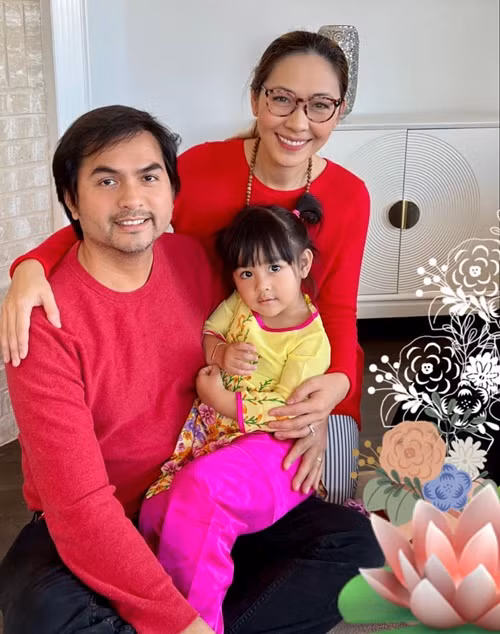 "…Nếu có kiếp sau, mình sẽ gặp nhau như vậy nữa anh nhé. Anh đừng lo, em sẽ luôn tìm được anh, không cần biết anh ở đâu, thời gian nào. Mình sẽ đi tiếp cuộc hành trình của mình anh nhé. Anh nhớ không, anh đã hẹn em kiếp sau, anh nhớ giữ lời nhé. Em và con nhớ ông xã nhiều. Đây không phải lời tạm biệt ông xã ơi, chúng ta sẽ gặp lại nhau thôi”, vợ Đức Tiến bày tỏ.